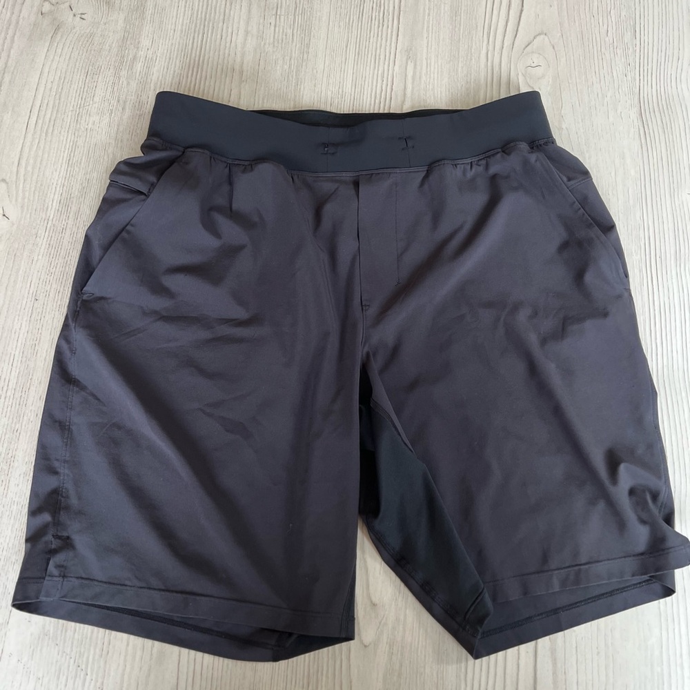 Lululemon men’s size large work out shorts